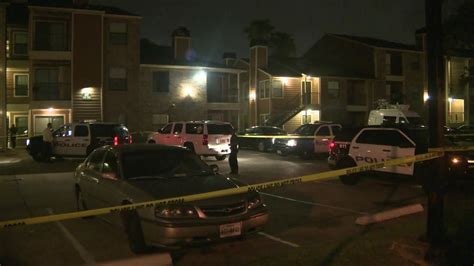 Man killed in shooting at apartment complex parking lot